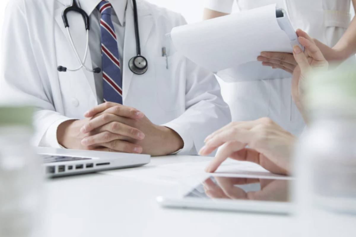 Non esiste una terapia specifica per eliminare il virus. Il trattamento si concentra sulla gestione dei sintomi e sul supporto dell’organismo