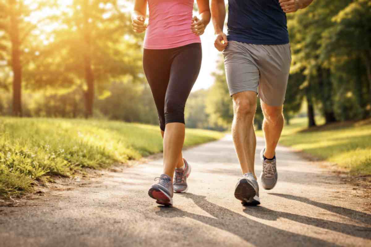 Non servono abbonamenti costosi, né allenamenti impossibili: basta iniziare a muoversi. Ma quanti passi bisogna fare ogni giorno per vedere risultati concreti?
