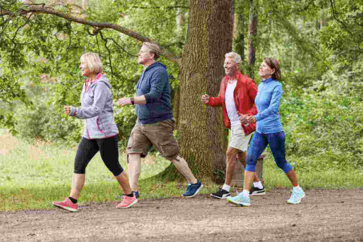 Anche i cambiamenti più piccoli nei movimenti, come la lentezza nei passi o l'esitazione nell'alzarsi, possono fare una grande differenza