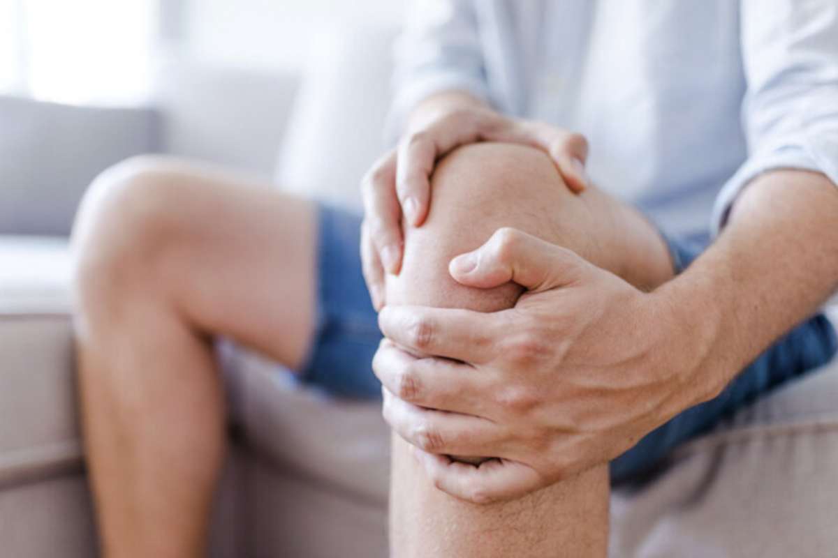 Eppure è proprio qui che si nasconde uno dei segnali più importanti del tumore alle ossa, una malattia rara ma insidiosa