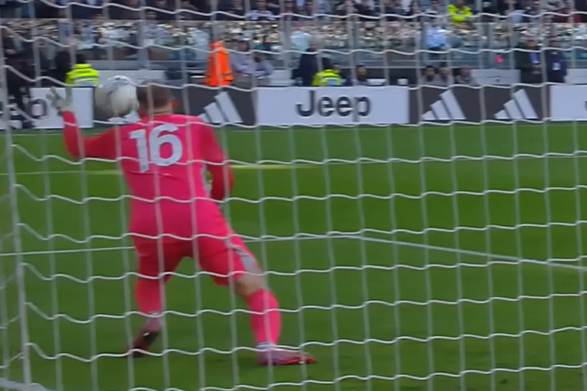 La papera di Di Gregorio contro il Como