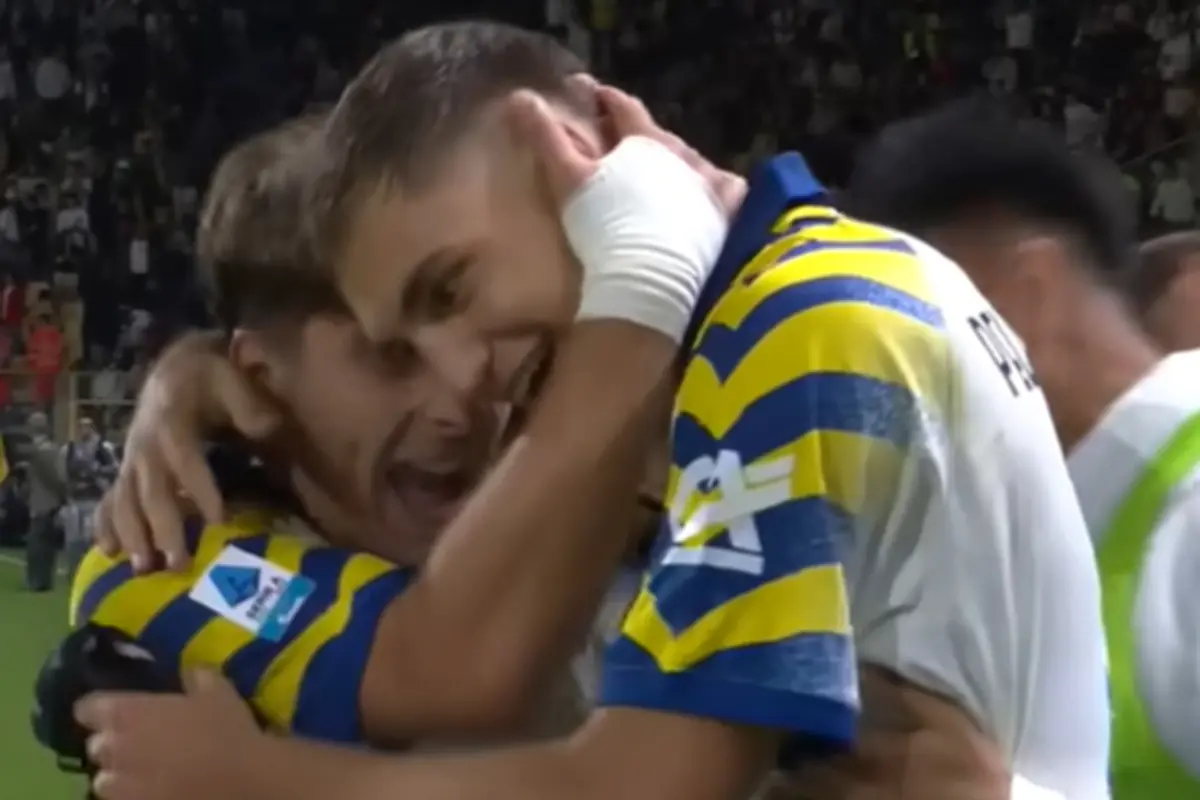 Pellegrino abbracciato dai compagni a fine partita